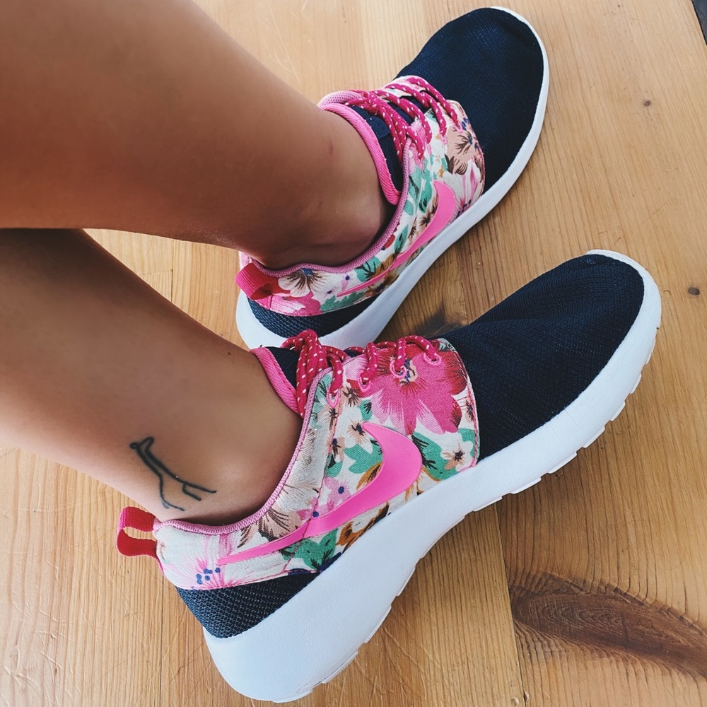 Nike Roshe women’s lifestyle sneaker
